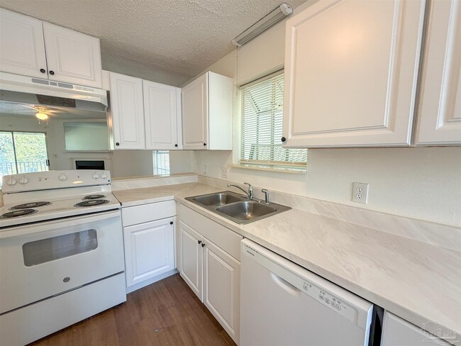 Building Photo - 1500 E Johnson Ave