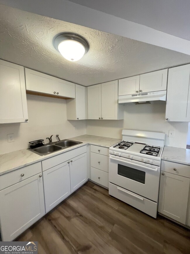 Building Photo - 150 S Meadowcliff Cir