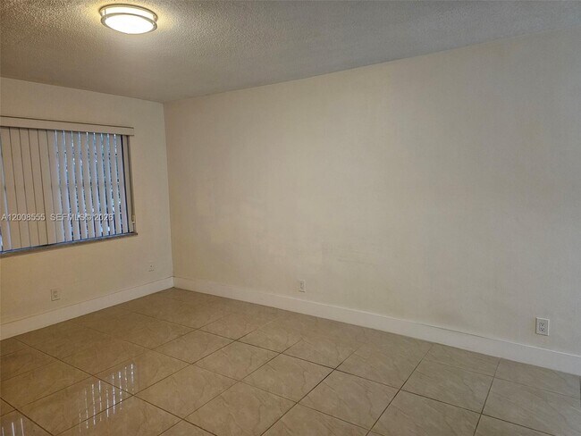 Building Photo - 900 Tallwood Ave