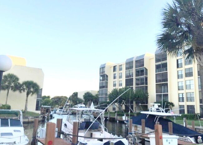 Building Photo - 15 E Royal Palm Rd