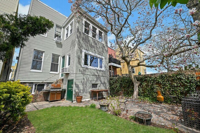 Building Photo - 158 Edgar St