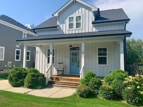 Building Photo - 443 Como Dr