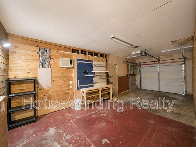 Building Photo - 2214 Highland Rd
