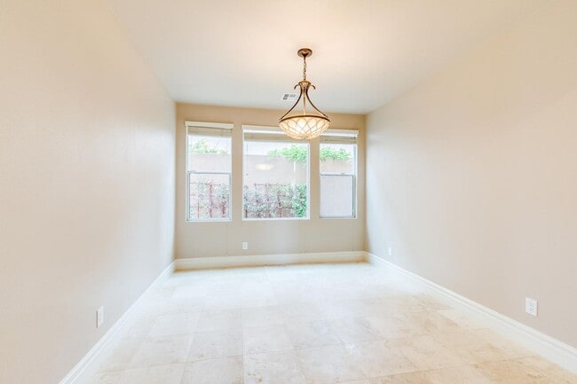 Building Photo - Live The Red Rock Country Club Lifestyle!!