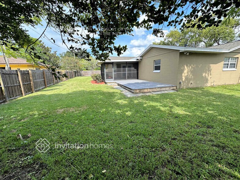 Building Photo - 705 Carvell Dr
