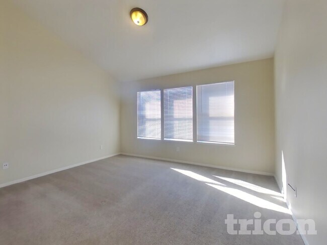 Building Photo - 715 Lotz Way