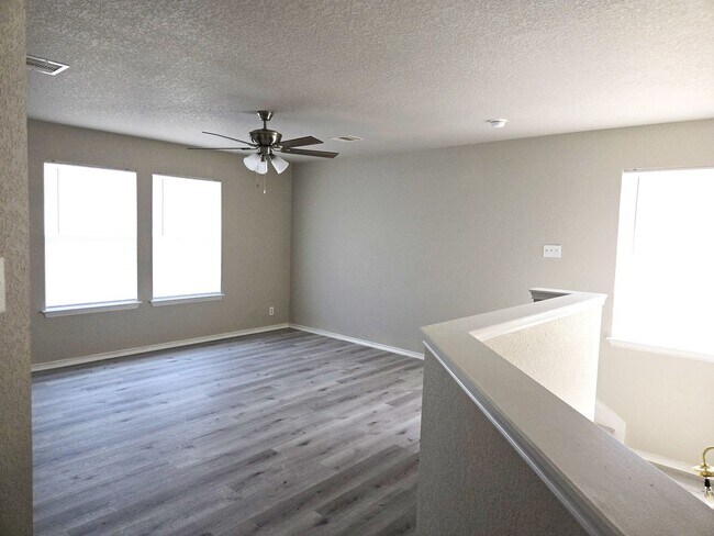 Building Photo - Spacious 4 Bedroom 2.5 Bath 2 Car Garage i...