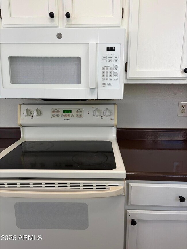 Building Photo - 930 N Mesa Dr