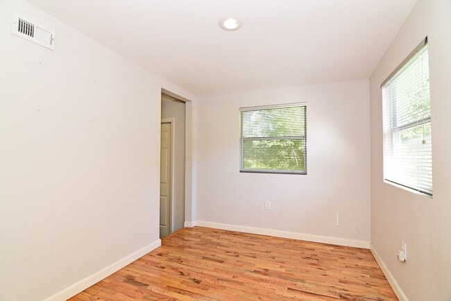 Building Photo - 1319 Francis Ave