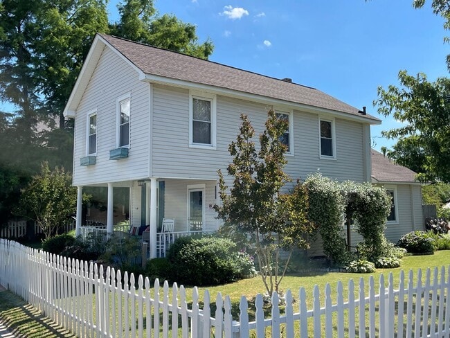 Building Photo - 309 Strawberry St