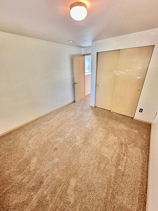 Building Photo - 3bed/2.5 bath home available NOW! Pet frie...