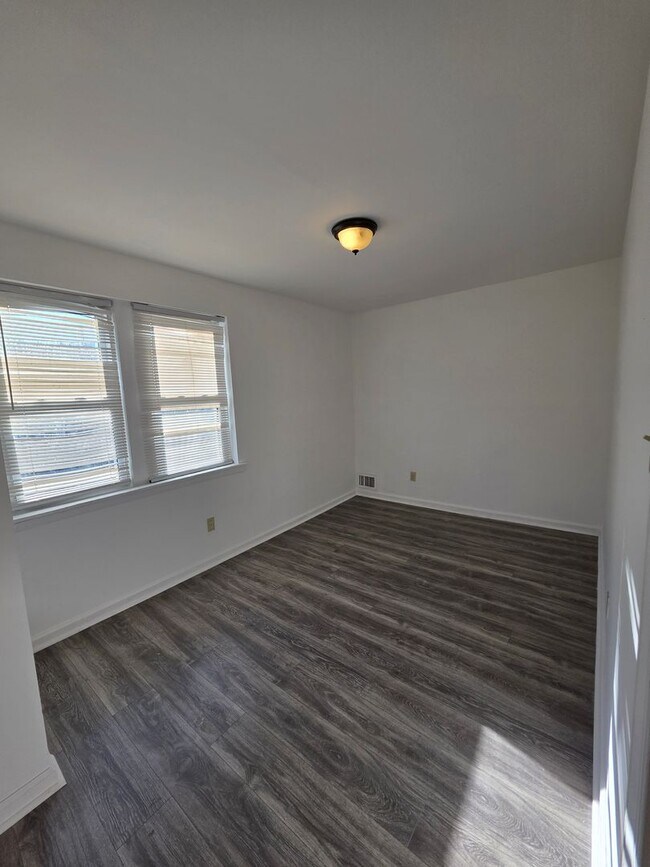 Building Photo - Just Renovated! Charming 3-Bedroom Home in...