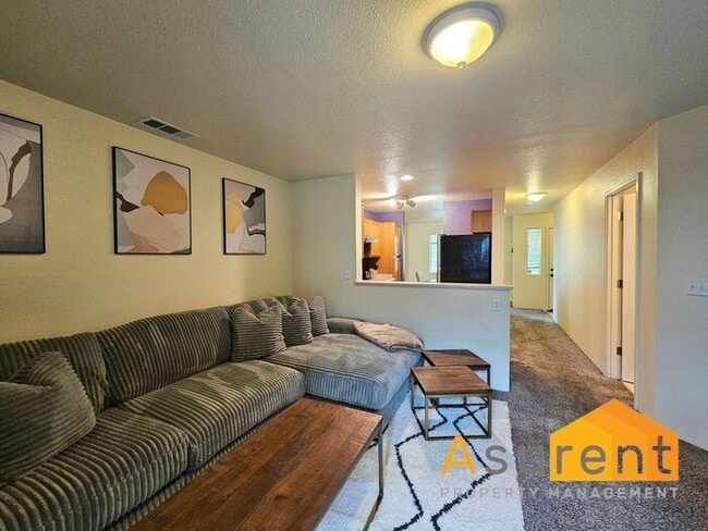 Building Photo - Charming Fully Furnished Home located in the vibrant city of Medford!