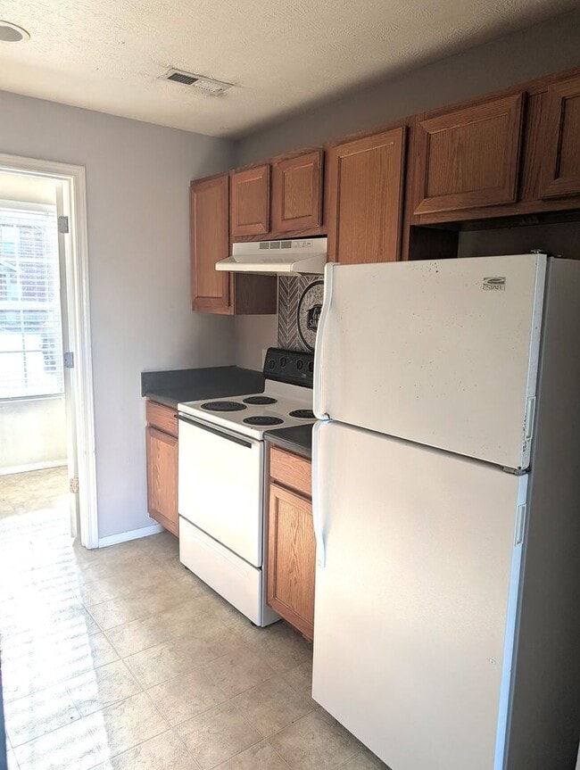 Building Photo - Walk-In Level 3 Bedroom, 2 Bath Condo in The Vineyards!