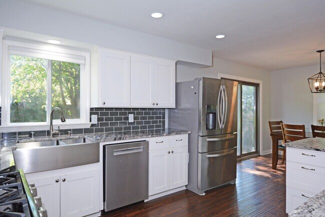 Building Photo - Beautiful 3-Bed 3-Bath Home in Golden Valley - Available 6/1!