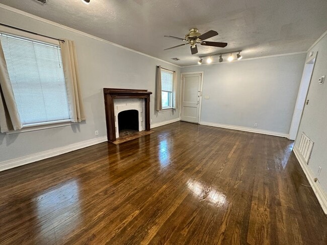 Building Photo - Plaza District / Classen 3 Bed Beauty! - Move In Deposit-Free! (If Qualified)