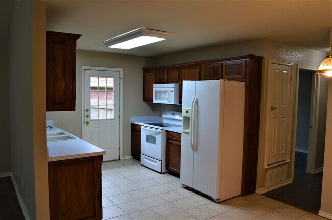 Building Photo - Updated 3-2-2 Home For Lease