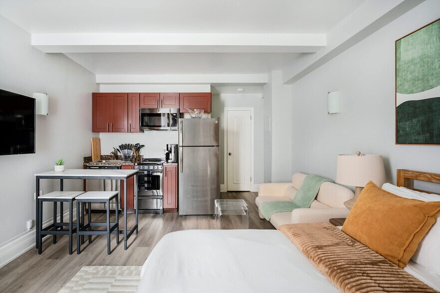 Building Photo - 240 W 73rd St