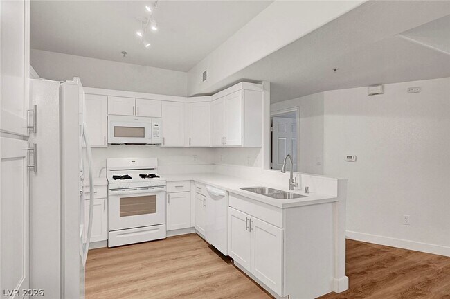 Building Photo - 2291 W Horizon Ridge Pkwy