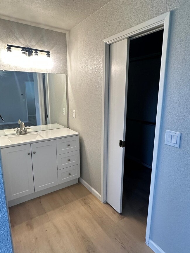 Building Photo - 900 Grandview Cir