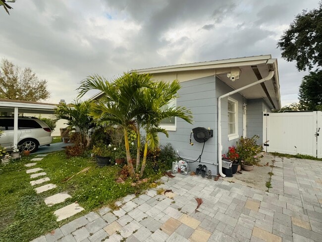 Building Photo - 2615 N Beaumont Ave