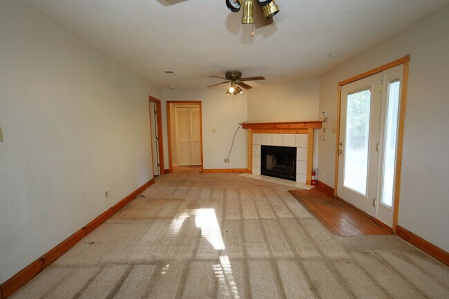Building Photo - 818 Stillwater Dr