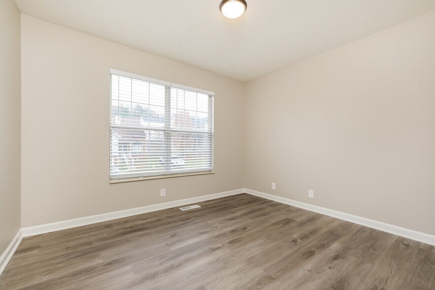 Building Photo - 3102 Creekview Ln