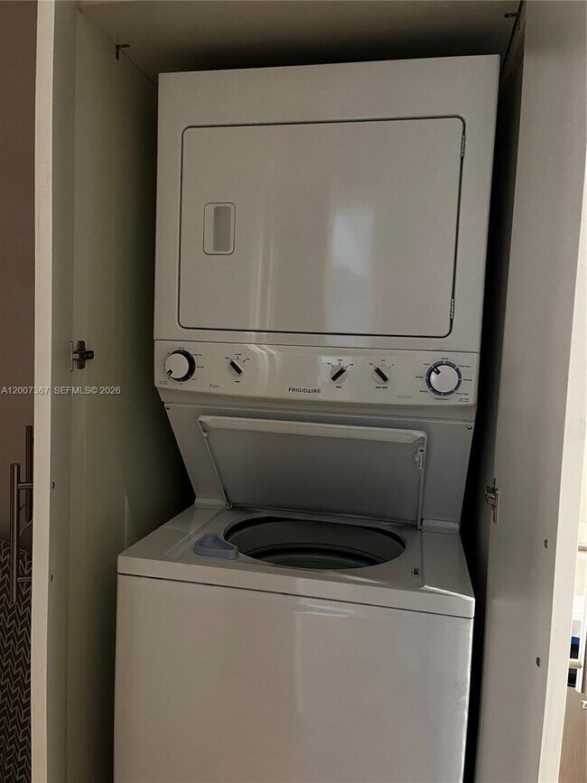 Building Photo - 1518 Whitehall Dr