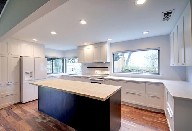 Building Photo - 11813 Highland Oaks Trail