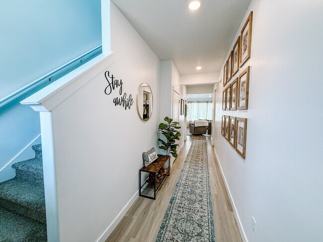 Building Photo - 549 N Orchard Dr