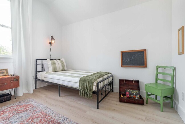 Building Photo - 30 W Castillo Dr