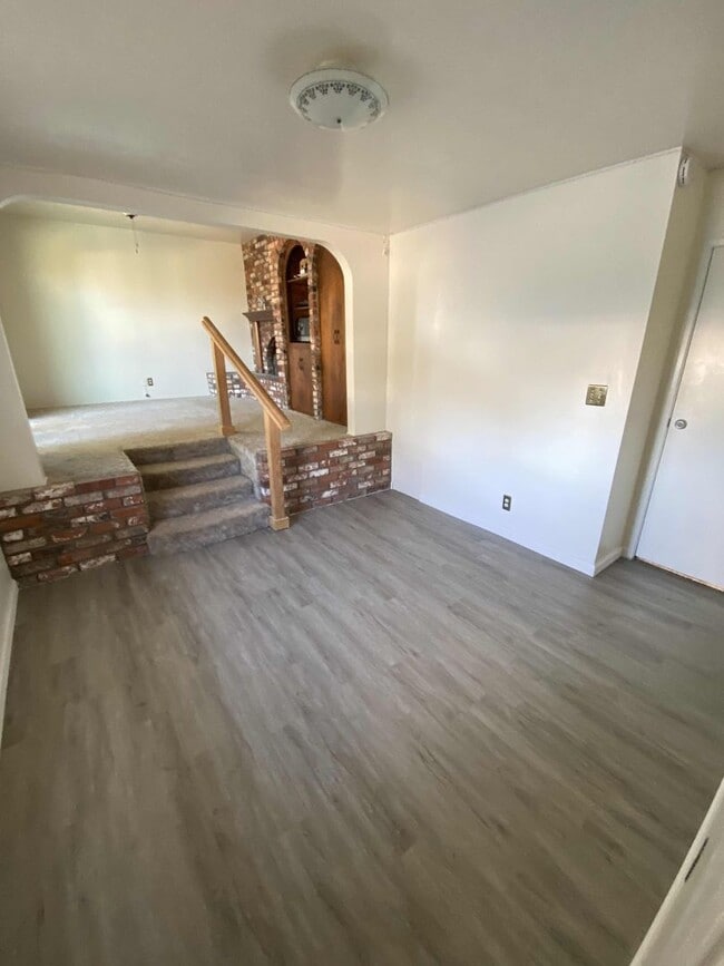 Building Photo - 1409 W Guava Ave