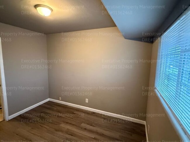 Building Photo - Spacious 3 bedroom, 2.5 bathroom townhome....