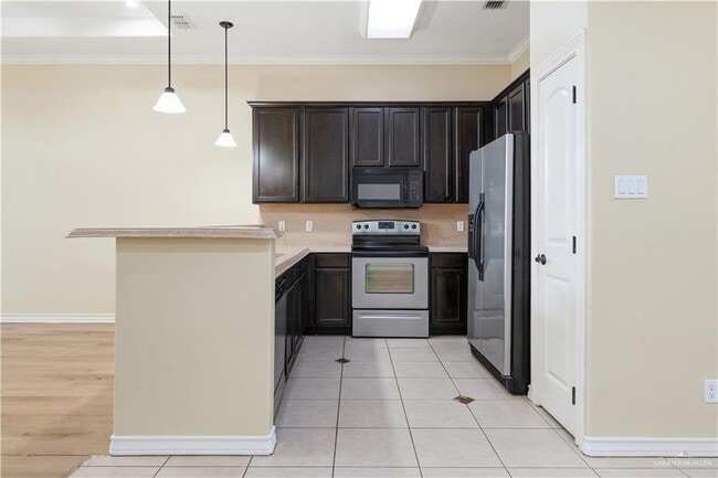 Building Photo - 15 Wellington Ave