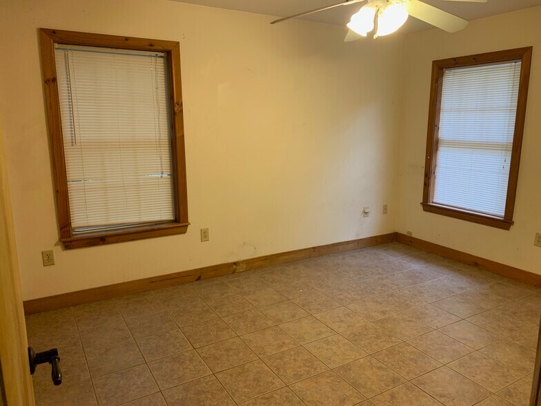 Building Photo - 119 Forest Hls