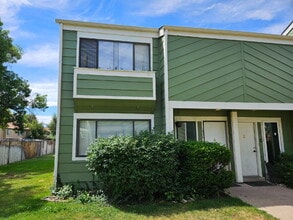 Building Photo - Spacious 3 Bedroom End Unit Townhome Close To Everything!