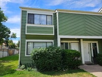 Building Photo - Spacious 3 Bedroom End Unit Townhome Close To Everything!