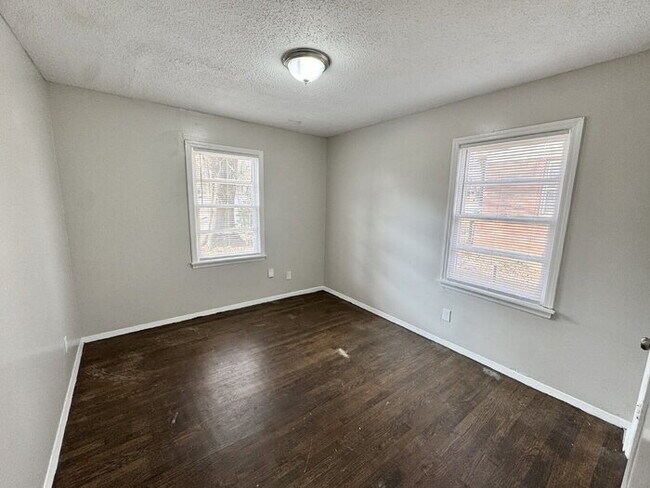 Building Photo - 3462 Mark Twain St