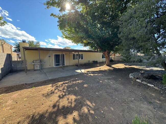 Building Photo - 3bed 2bath near ABQ Academy