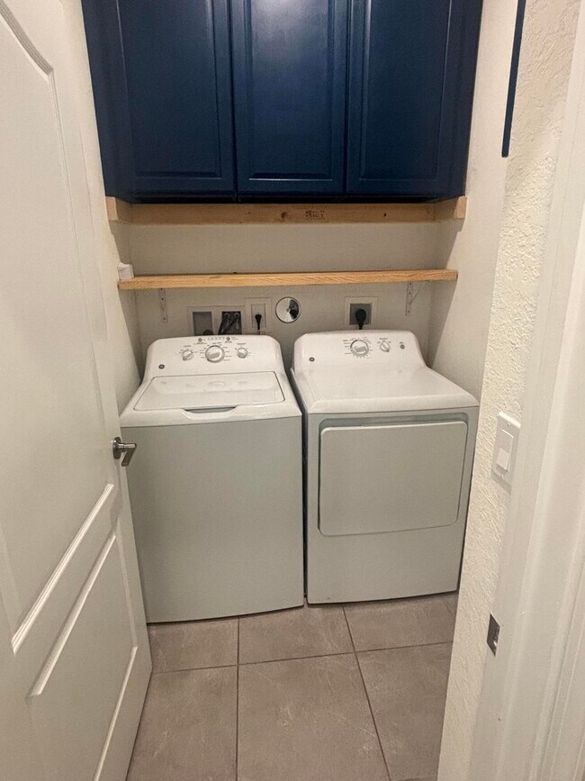 Building Photo - 8010 NW Greenbank Cir