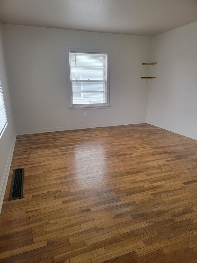 Building Photo - **APPROVED APPLICATIONS**  2 bed 1 bath single family home