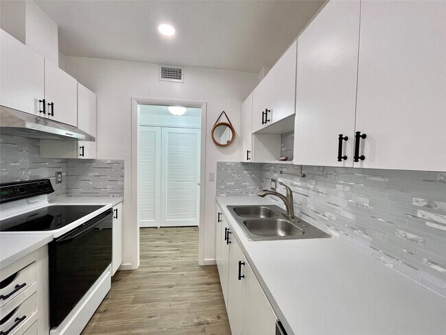 Building Photo - 400 N Riverside Dr