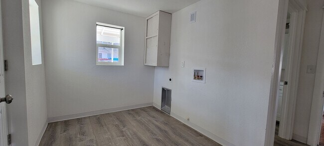 Building Photo - 3 bedroom 2 bath home