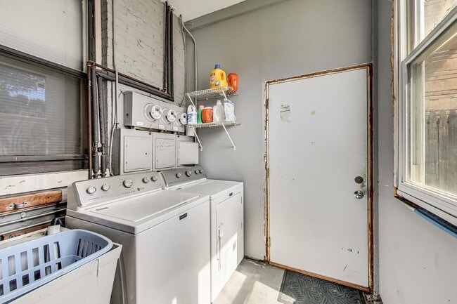 Building Photo - 2145 W Thomas St