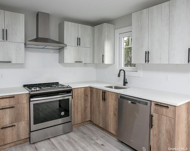 Building Photo - 170 W Montauk Hwy