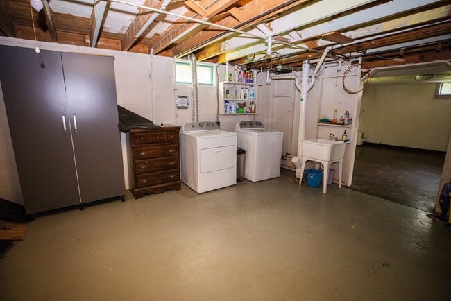 Building Photo - Beautifully updated two bedroom home in We...