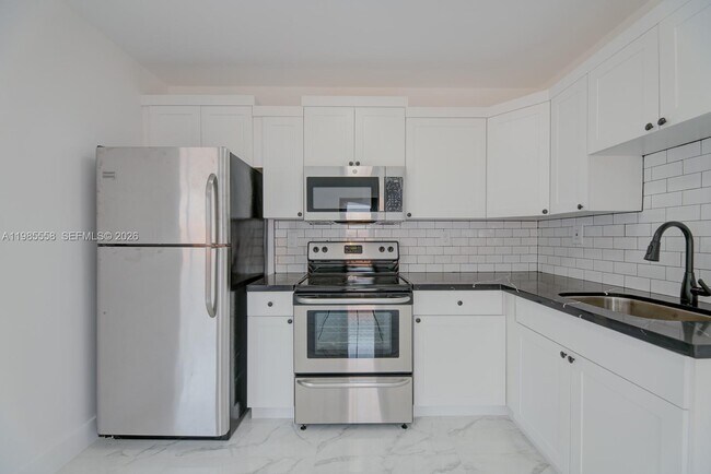 Building Photo - 650 E 65th St