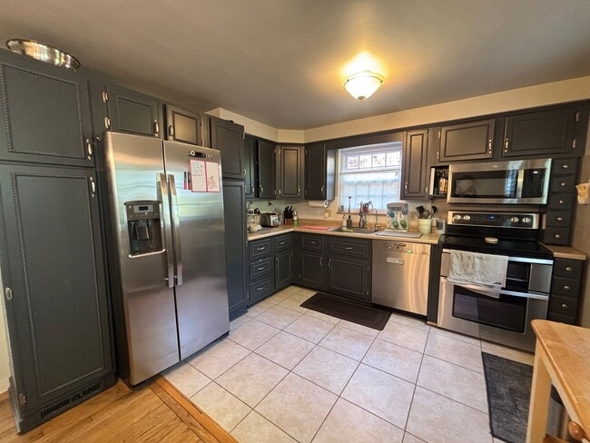 Building Photo - Beautiful 4 Bedroom Home In Mt. Lebanon!