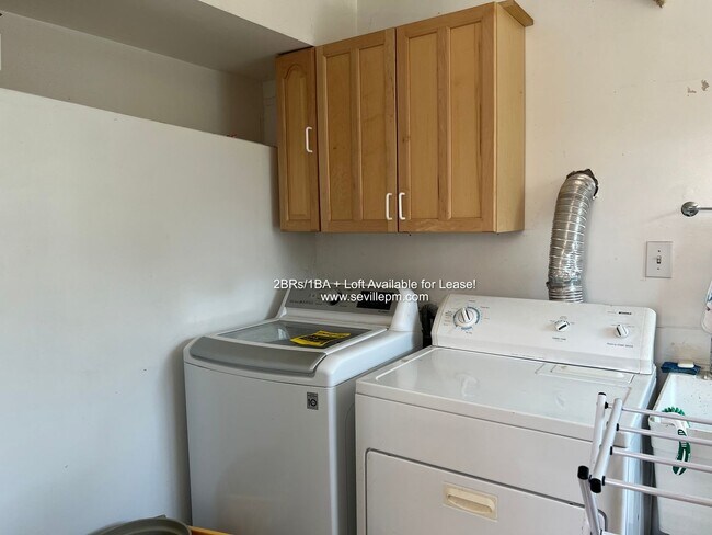 Building Photo - CHARMING 2 BEDROOM /1 BATHROOM HOME W/LOTS...