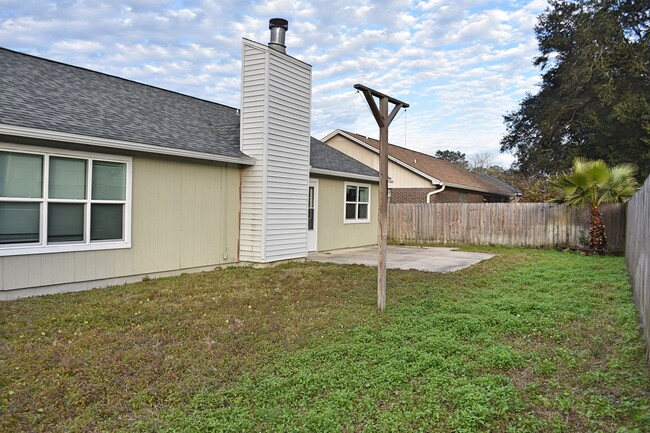 Building Photo - Four Bedroom Niceville Proper